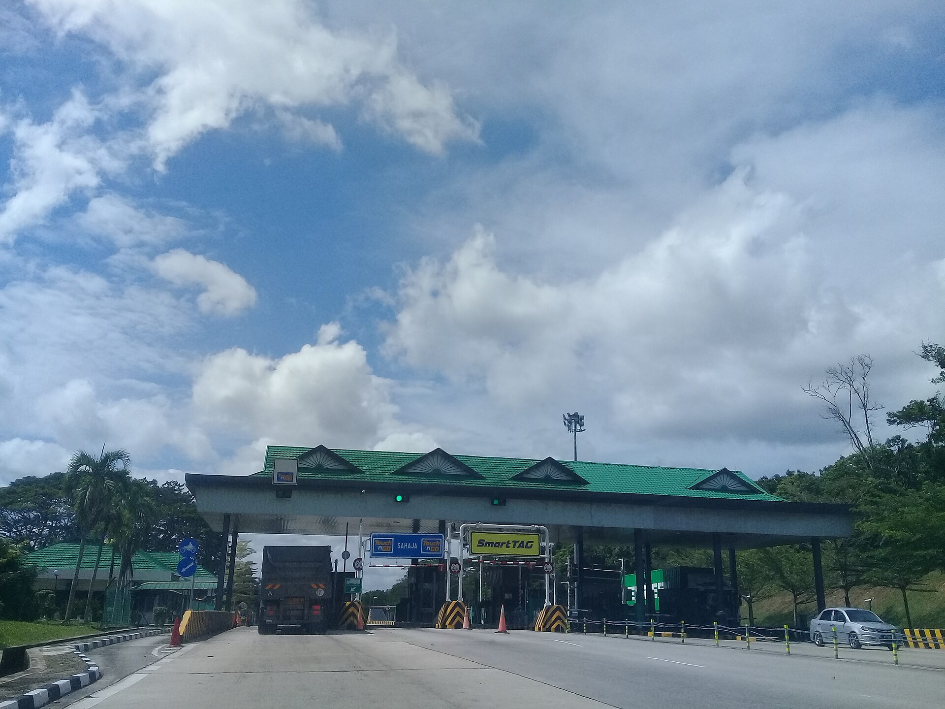 Malaysia toll plaza road context for weekend holiday and return pickup timing factors